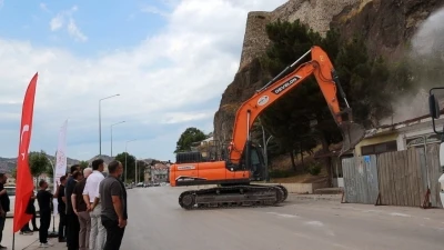 Tarihi Osmancık Kalesi &ccedil;evresinde 98 riskli bina yıkılıyor: B&ouml;lge park ve sosyal yaşam alanı olacak
