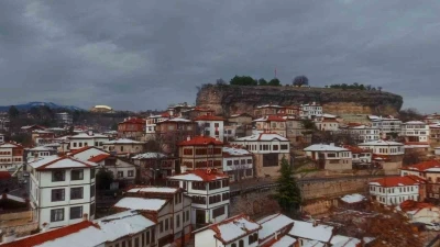 Tarihi Safranbolu evlerinde masalsı kış manzarası
