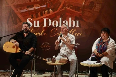Tarihi Su Dolabı&rsquo;nda Neşet Ertaş t&uuml;rk&uuml;leri seslendirildi
