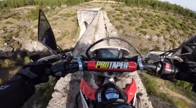 Tarihi su kemeri &uuml;zerinde tehlikeli motosiklet yolculuğu
