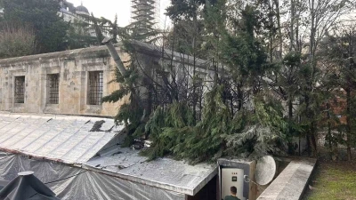 Tarihi Sultanahmet Camisinin altındaki çarşıda yangın çıktı
