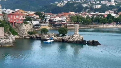 Tarihi yapıları sprey boyayla boyadılar
