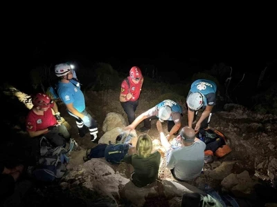 Tarihi yolda mahsur kalan 3 kişi kurtarıldı
