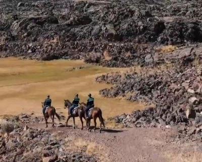 Tarihi Zeyn Kalesi’nin eteklerinde atlı jandarma devriyesi
