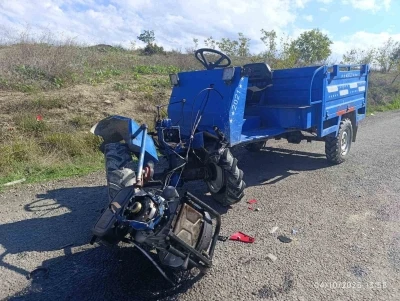 Tarım aracı ile motosiklet kafa kafaya çarpıştı: 2 yaralı
