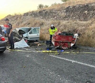 Tarım aracı ile otomobil çarpıştı: 1 ölü, 4 yaralı
