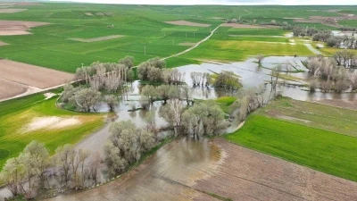 Tarım arazilerini sular altında bırakan Kanak &Ccedil;ayı dronla g&ouml;r&uuml;nt&uuml;lendi
