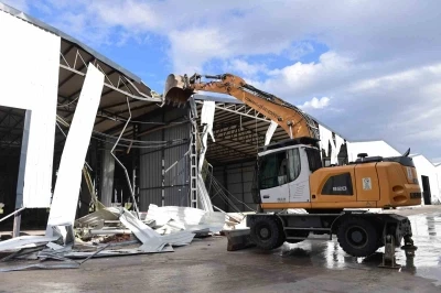 Tarım arazisine ka&ccedil;ak yapılan depolar yıkıldı
