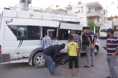 Tarım iş&ccedil;ilerini taşıyan iki minib&uuml;s &ccedil;arpıştı: 5 yaralı
