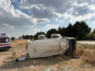 Tarım iş&ccedil;ilerini taşıyan minib&uuml;s devrildi: 17 yaralı
