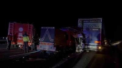 Tarım işçilerini taşıyan minibüs tıra arkadan çarptı: 3 ölü, 16 yaralı
