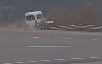 Tarım işçilerini taşıyan minibüsün şarampole uçtuğu kaza kamerada
