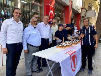 TARİŞ’ten Alaşehirlilere ücretsiz üzüm suyu ikramı
