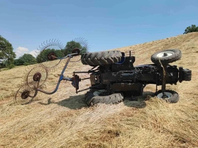 Tarlada feci kaza: Trakt&ouml;r&uuml;n devrildiği s&uuml;r&uuml;c&uuml;den acı haber
