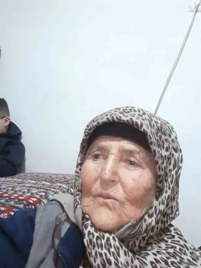 Tarlada uyuyan kadın iş makinesinin altında can verdi

