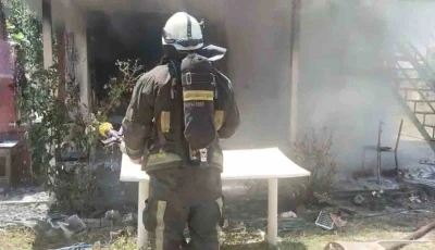 Tarladaki evde &ccedil;ıkan yangın itfaiye ekiplerince s&ouml;nd&uuml;r&uuml;ld&uuml;
