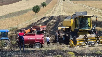 Tarladaki hasat sırasında bi&ccedil;erd&ouml;verin &ccedil;ıkardığı yangın, k&ouml;yde bekletilen su tankeriyle s&ouml;nd&uuml;r&uuml;ld&uuml;
