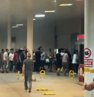 Tarlaya acil iniş yapan yangın söndürme uçağı pilotu hastaneye böyle getirildi
