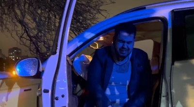 Tarlaya giren otomobil ağaca &ccedil;arptı, s&uuml;r&uuml;c&uuml; g&ouml;zyaşlarını tutamadı
