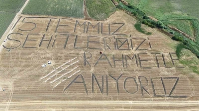 Tarlaya "15 Temmuz şehitlerimizi rahmetle anıyoruz" yazdı
