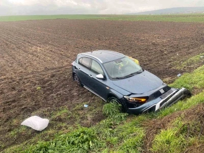 Tarlaya u&ccedil;an otomobildeki 2 kişi yaralandı
