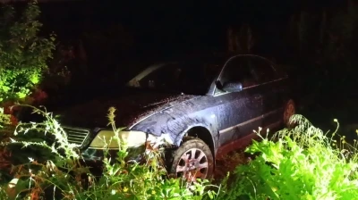 Tarlaya u&ccedil;tuğu otomobilini bırakıp gitti
