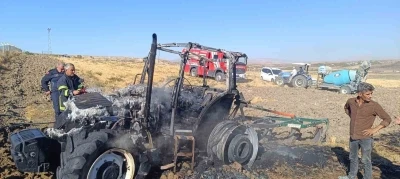Tarlayı süren traktör alev alarak yandı
