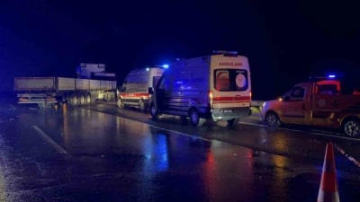 Tarsus-Adana-Gaziantep Otoyolu&rsquo;nda kamyonet tırla &ccedil;arpıştı: 1 &ouml;l&uuml;, 1 yaralı