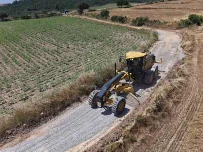Tarsus Belediyesinden hasat &ouml;ncesi kırsal yollara bakım
