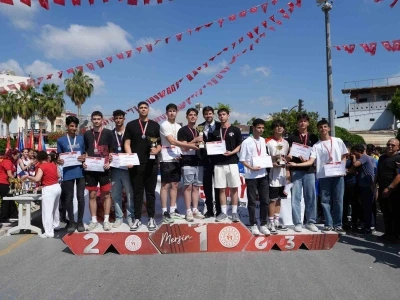Tarsus&rsquo;ta 19 Mayıs coşkusu, gen&ccedil; sporcular &ouml;d&uuml;llendirildi
