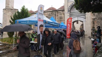 Tarsus&rsquo;ta 6 Şubat depremlerinin yıl d&ouml;n&uuml;m&uuml;nde helva ikramı yapıldı
