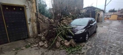 Tarsus&rsquo;ta duvar &ccedil;&ouml;kt&uuml;, park halindeki ara&ccedil; zarar g&ouml;rd&uuml;
