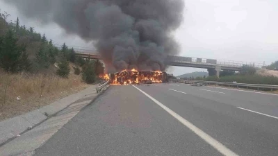 Tarsus’ta kaza yapan elyaf yüklü tır alev alev yandı
