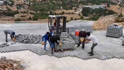 Tarsus’ta mahallelerin yolları kilit parkeyle yenileniyor
