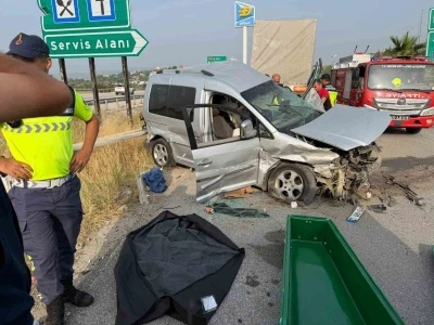 Tarsus&rsquo;ta otomobil tıra &ccedil;arptı: 1 &ouml;l&uuml;, 4 yaralı
