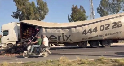 Tarsus&rsquo;ta sebze meyve y&uuml;kl&uuml; tırın &ccedil;adırı yırtıldı, &uuml;r&uuml;nler yola savruldu
