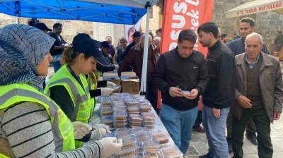 Tarsus&rsquo;ta şehitler i&ccedil;in helva ikramı
