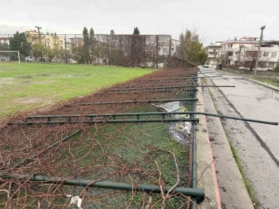 Tarsus&rsquo;ta yağmur ve fırtına etkili oldu, seralar zarar g&ouml;rd&uuml;

