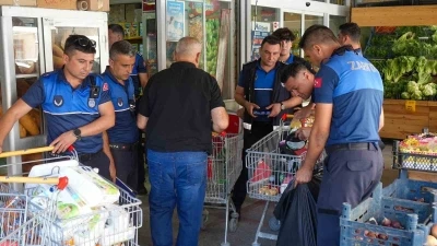 Tarsus’ta zabıta denetiminde sağlıksız ürünler imha edildi
