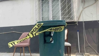 Tartıştığı eşinin başına &ccedil;eki&ccedil;le vurup boğazından bı&ccedil;akladı
