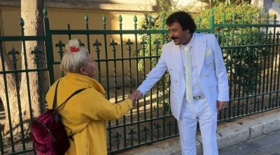 Tarzıyla Müslüm Gürses’e benzeyen vatandaş Taksim’de ilgi gördü
