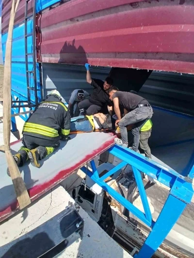 Taş kırma kuyusuna d&uuml;şen 2 iş&ccedil;iyi itfaiyeciler kurtardı
