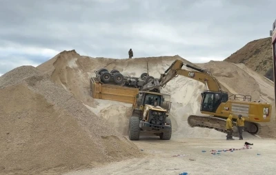 Taş ocağında kamyon devrildi, sürücüsü hayatını kaybetti
