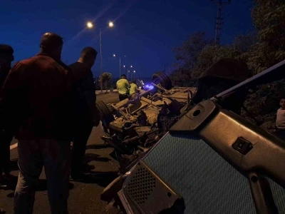 Taşa çarpan Tofaş hurdaya döndü: 2 kişi yaralandı
