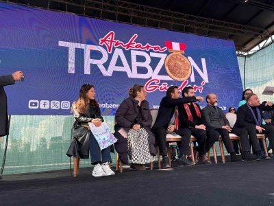 &lsquo;Taşacak Bu Deniz&rsquo; oyuncuları Trabzon G&uuml;nleri&rsquo;nde hayranlarıyla buluştu
