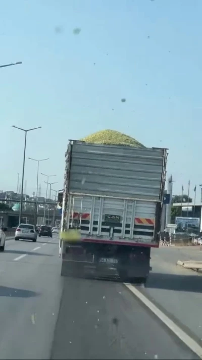 Taşıdığı yükü yola savurarak ilerledi: Cezadan kaçamadı
