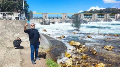 Taşkın &ouml;nlemi manzaraya d&ouml;n&uuml;şt&uuml;, herkes fotoğraf &ccedil;ekti
