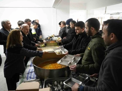 Taşk&ouml;pr&uuml;&rsquo;de y&uuml;zlerce kişi iftar sofrasında buluştu
