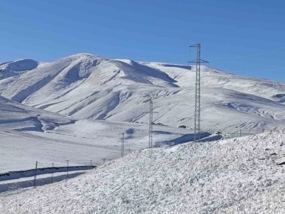 Taşlıçay’da kar yağışıyla Gündoğdu köyü beyaza büründü
