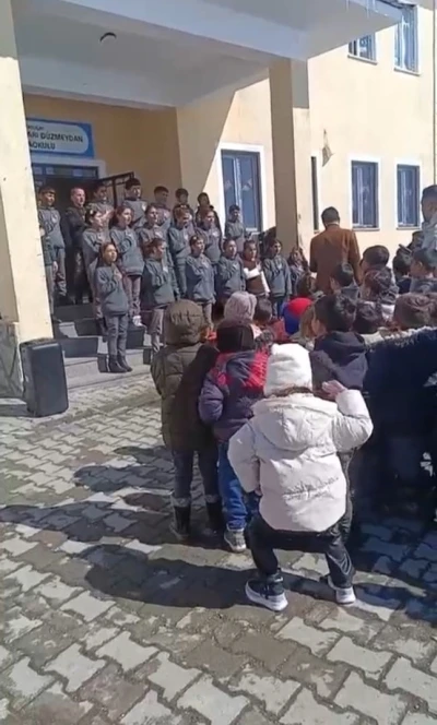 Taşlı&ccedil;ay&rsquo;da Ramazan etkinliğinde minik kızın ilahiye eşliği tebess&uuml;m oluşturdu
